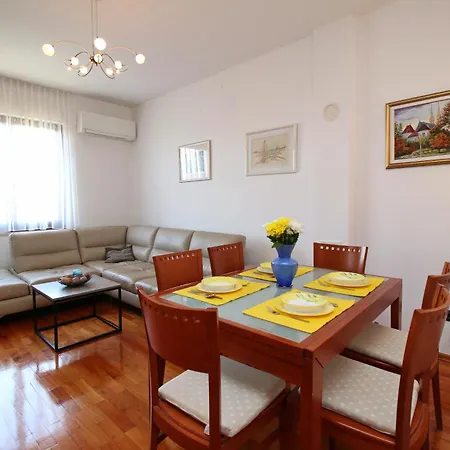 Apartament Perla Bleu 4 *